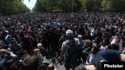 Armenia - Opposition leader Nikol Pashinian addresses supporters moments before they march towards the parliament building in Yerevan, 16 April 2018.