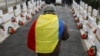 Imagine din timpul slujbei de la locul în care a fost aruncată cenușa eroilor împușcați la Timișoara și arși la crematoriul din București. Popești – Leordeni, 20 decembrie 2019.