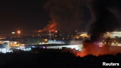 Dim i plamen nadvijaju se nad južnim predgrađima Bejruta, nakon izraelskih napada, usred tekućih neprijateljstava između Hezbollaha i izraelskih snaga, kako se vidi iz Baabde, Liban, 7. novembra 2024. 