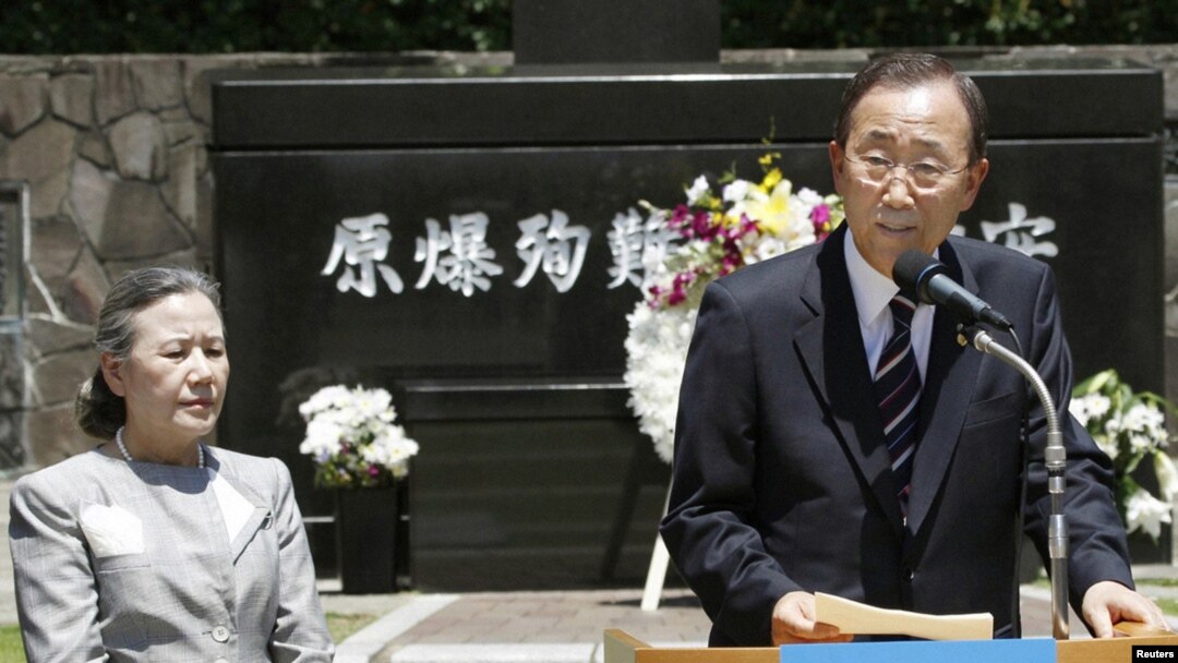 Ban Ki-moon u prisustvu supruge Yoo Soon-taek drži govovor u Nagasakiju, 5 avgust 2010