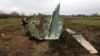 Український військовий сапер оглядає уламки російського бойового літака Су-25, збитого ЗСУ, архівне фото