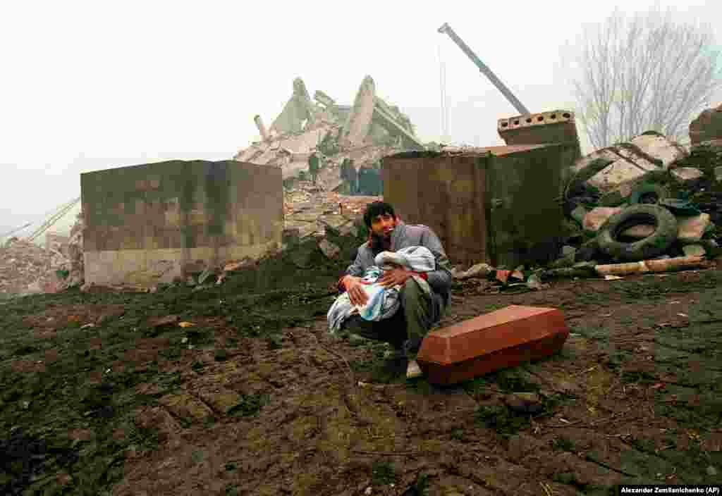 Чоловік тримає тіло свого мертвого сина в Гюмрі. Землетрус магнітудою 6,8 тривав 20 секунд. Але ступінь руйнування була жахливою