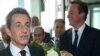 Francuski predsednik Nikola Sarkozi (levo) i britanski premijer Dejvid Kameron stižu u Corinthia Hotel u centru Tripolija, 15. septembar 2011.