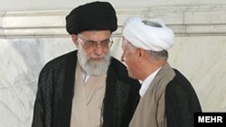 اکبر هاشمی رفسنجانی (راست) همراه با آیت الله علی خامنه ای، رهبر جمهوری اسلامی.