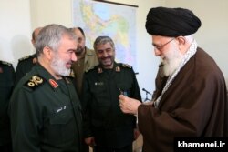 آیت‌الله خامنه‌ای در زمان اعطای نشان فتح به علی فدوی