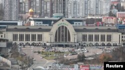 Пасажирів просять стежити за табло вокзалу й уважно слухати оголошення