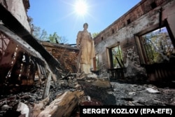 Пошкоджений пам’ятник українському філософу Григорію Сковороді внаслідок російського ракетного удару по Національному музею Григорія Сковороди в селі Сковородинівка на Харківщині, 7 травня 2022 року