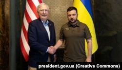 Президент України Володимир Зеленський (праворуч) і тодішній лідер республіканської меншості в Сенаті США Мітчелл Макконнелл. Київ, 14 травня 2022 року