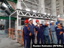 Представитель правительства в Джалал-Абадской области во время встречи с рабочими предприятия «Кичи-Чараат».