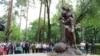 1931-1933-жылдардагы ачарчылыктын курмандыктарына арналган Алматыдагы эстелик.