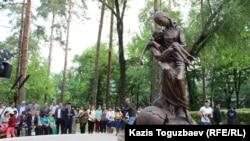 1931-1933-жылдардагы ачарчылыктын курмандыктарына арналган Алматыдагы эстелик.
