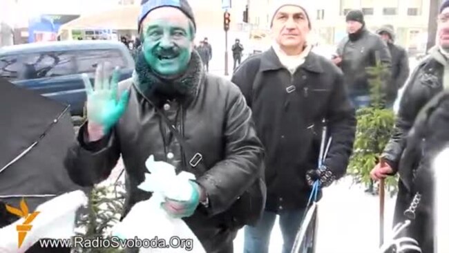 'Titushky' Pour 'Zelyonka' On EuroMaidan Activists In Donetsk