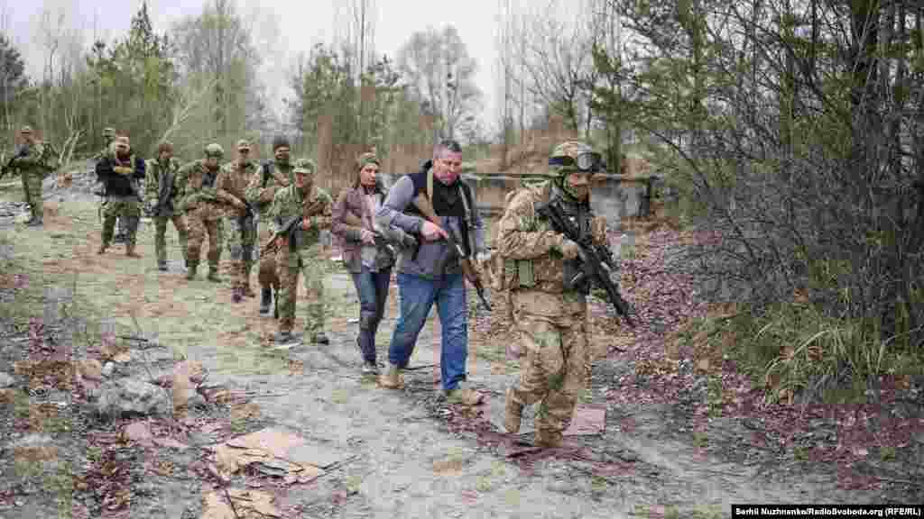 Добровольці під час навчання 130-го батальйону територіальної оборони Солом’янського району міста Києва, 19 квітня 2021 року. ПЕРЕГЛЯНУТИ: «Україна буде чинити опір» – фоторепортаж із навчання територіальної оборони