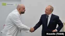 Президент Росії Володимир Путін (п) і головний лікар Денис Проценко, який очолює лікарню, де перебувають інфіковані коронавірусом