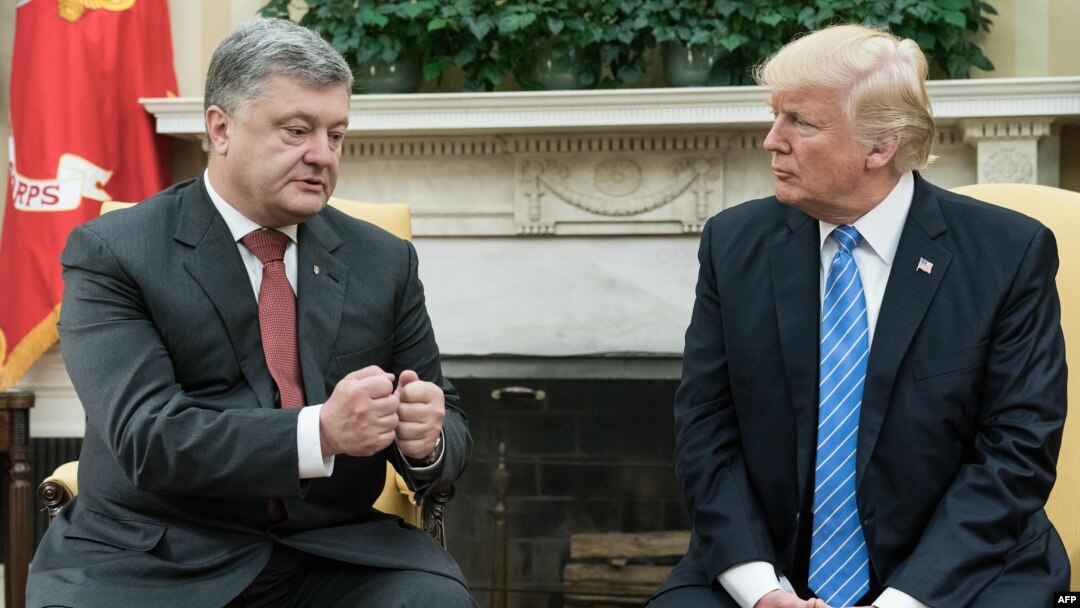 Петро Порошенко (л) і Дональд Трамп під час зустрічі у Білому домі, Вашингтон, 20 червня 2017 року
