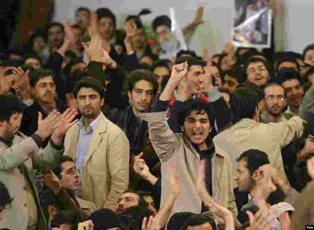 در بیستم آذر ماه ۱۳۸۵ شماری از دانشجویان دانشگاه امیر هنگام سخنرانی محمود احمدی‌نژاد، رییس‌جمهوری ایران، دست به اعتراض زده و علیه وی شعار دادند.