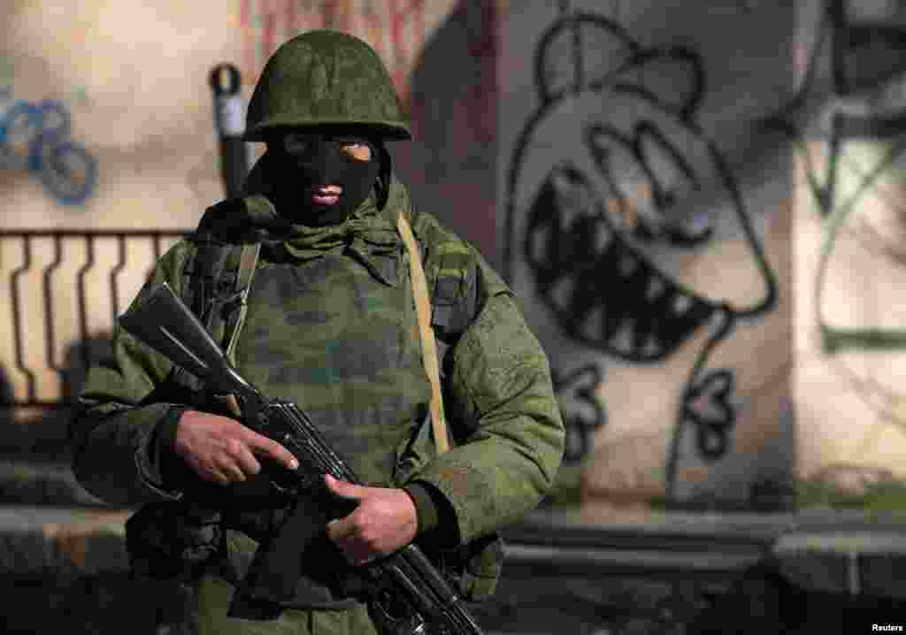Вооруженный человек рядом с украинской военной базой в Симферополе. 