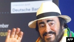 لوچانو پاواروتی در سال ۲۰۰۶ ميلادی زمانيکه پزشکان پلی کلينيک مودنا به او اطلاع دادند که به سرطان پانکراس مبتلاست، تصميم به ترک صحنه گرفت
