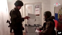 Ілюстраційне фото. Російський військовий на «дільниці» незаконних виборів на окупованому сході України, березень 2024 року