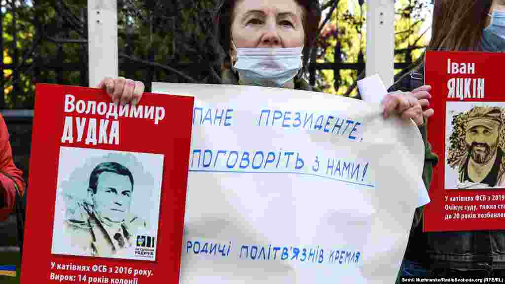 Капітан другого рангу запасу з Севастополя Володимир Дудка був фігурантом так званої «справи «українських диверсантів». У квітні 2019 року підконтрольний Росії Севастопольський міський суд засудив його до 14 років в’язниці. Російський правозахисний центр «Меморіал» визнав Дудку політичним в’язнем