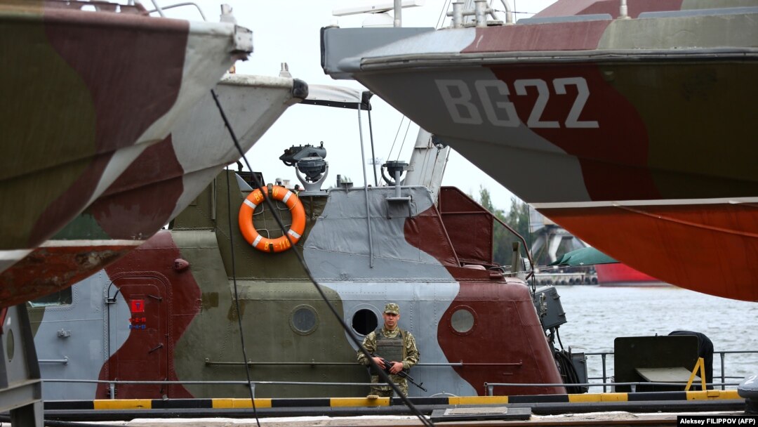 Азовське море. Український прикордонник на борту патрульного катера у торговому порту Маріуполя, 14 серпня 2018 року