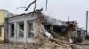 Ракетний удар по Ізюму: cили РФ поцілили в адмінбудівлю, під завалами перебуває людина