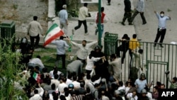نیروهای لباس شخصی به هنگام ورود به دانشگاه تهران در جریان حوادث پس از انتخابات