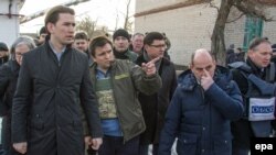 Міністри закордонних справ України та Австрії Павло Клімкін і Себастіян Курц (л) у селі Виноградне поблизу Маріуполя. Донецька область, 3 січня 2017 року