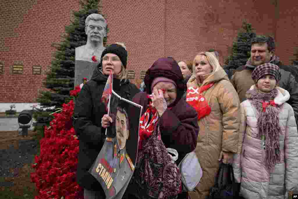 Мәскәүдә Кремль дивары янында совет лидеры Иосиф Сталин кабере янында хатын-кыз елап басып тора. 5 март, Сталин үлеменең 72 еллыгы.&nbsp; &nbsp;