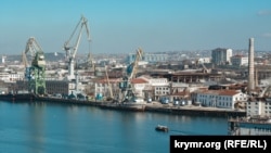 Вид на Севастопольський морський завод зі скверу на вулиці Леніна, березень 2020 року