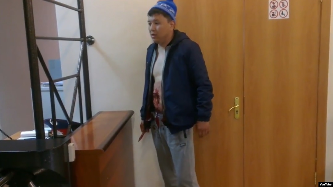 Житель города Сатпаев Жанболат Оспанов после того, как ранил себя в живот в здании суда города Жезказган. 17 мая 2017 года. Фото Андрея Цуканова. 