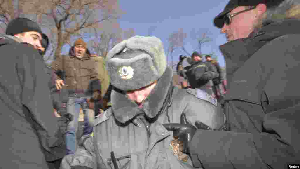 Під час акції у Владивостоку на Далекому Сході Росії: поліцейський тікає від демонстрантів