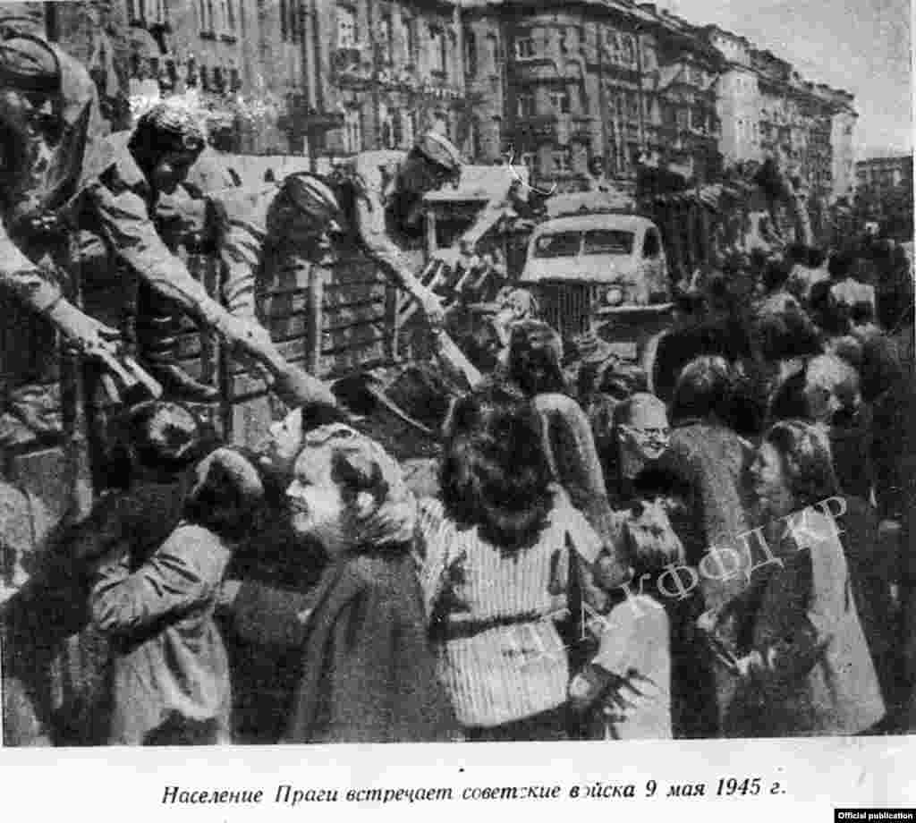 Население Праги (столица Чехии) встречает советские войска.&nbsp;9 мая 1945 года.