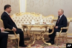 Президент Росії Володимир Путін та президент Китаю Сі Цзіньпін п'ють чай під час зустрічі в Кремлі в Москві, Росія, 8 травня 2025 року