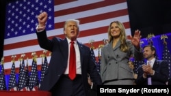 Donald Trump sa suprugom Melanijom tokom obraćanja pristalicama na Floridi, 6. novembar 2024.