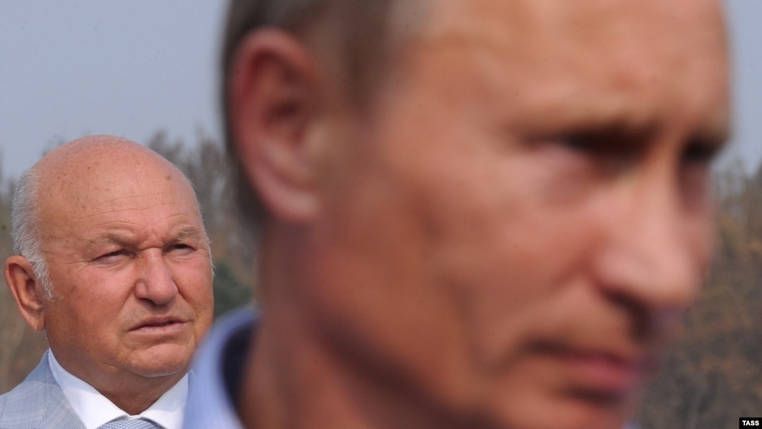 Премьер-министр России Владимир Путин, за его спиной стоит мэр Москвы Юрий Лужков. Коломна, Московская область, 16 августа 2010 года.