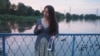 Инициатор сбора подписей Юлия Булавко на пирсе у берега Гавриловской рощи. 