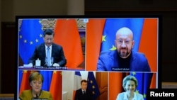 Зліва направо: президент КНР Сі Цзіньпін, президентка Єврокомісії Урсула фон дер Ляйен, президент Європейської Ради Шарль Мішель, канцлерка Німеччини Ангела Меркель, президент Франції Еммануель Макрон під час відеоконференції в Брюсселі, 30 грудня 2020 року