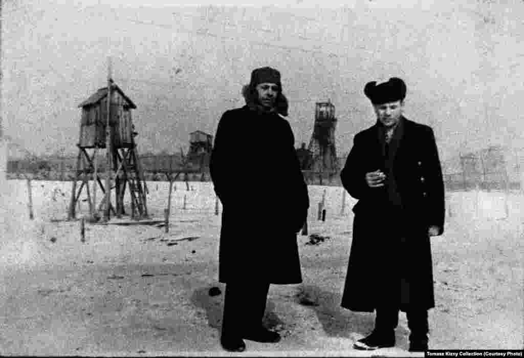 На фото &ndash; двоє в&rsquo;язнів табору у Воркуті незабаром після звільнення. Чоловік на фото справа &ndash; член польської Армії Крайової, що складалася з партизанів-антикомуністів, які під час Другої світової війни боролися проти німців. Багато учасників цього об&rsquo;єднання після війни потрапили у табори ГУЛАГу
