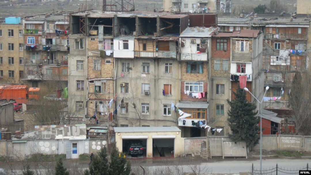 Bakı Dövlət Universitetinin yataqxanalarından məcburi köçkünlərin köçürülməsinə başlanılıb.