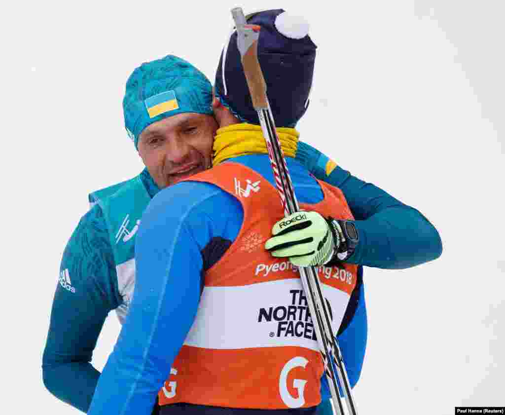 Існує міф: ті спортсмени, які на церемонії відкриття виносять прапор своєї держави – додому повертаються без нагород. Українець Віталій Лук'яненко став винятком. На його рахунку дві золоті нагороди у Пхьончхані. На фото він вітає з перемогою свого спортсмена-лідера Івана Марчишака із «золотом» у біатлонному спринті 
