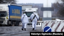 Співробітники Держприкордонслужби України несуть службу в пункті пропуску «Сеньківка» на кордоні з Білоруссю та Росією в Чернігівській області, 16 лютого 2020 року, ілюстративне фото