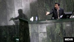 معرفی سه نامزد پيشنهادی برای تصدی وزارتخانه های کشور، اقتصاد و دارايی و راه و ترابری از سوی رییس جمهوری اسلامی، انتقاد نزديکان وی را برانگيخته است. (عکس: مهر)