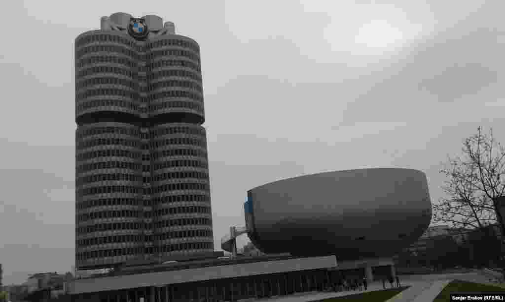 BMW музейинин сырттан көрүнүшү. Музейдин курулушу 1972-жылы бүтүп, ошол жылы Мюнхенде өткөн Олимпиада оюндары учурунда ачылган. 2004-жылы оңдоп-түзөө үчүн жабылып, 2008-жылдан кайра иштей баштады.&nbsp;