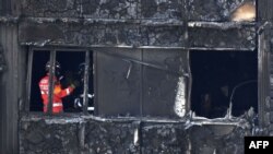 Пожежники на місці згорілої квартири у Ґренфелл-тауер, 16 червня 2017 року 