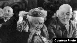 Поэт Жамбыл Жабаев и лидер Советского Казахстана Жумабай Шаяхметов на республиканском айтысе акынов в 1943 году.