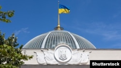 За повідомленням джерела Радіо Свобода, депутати отримали повідомлення, в яких попереджають про загрозу обстрілу урядового кварталу