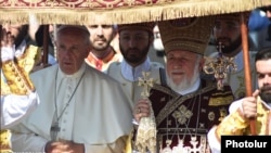 Amenia - Pope Francis and Catholicos Garegin II walk towards the site of an Armenian Apostolic Church liturgy in Echmiadzin, 26Jun2016.