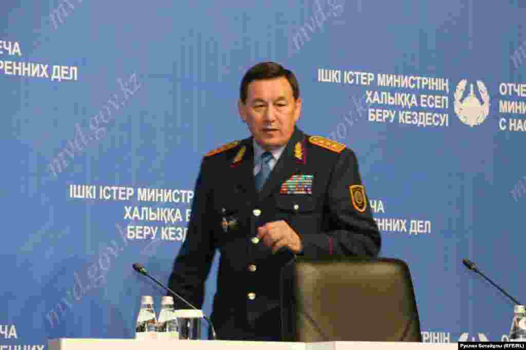 Қалмұханбет Қасымовқа бағынатын қызметкерлер соңғы уақытта бірнеше рет дауға қалды. Күз басталғалы бері елде полицей қызметкерлерінің табельдік қарумен әріптестеріне оқ атқаны туралы екі оқиға (Алматыда және Батыс Қазақстан облысында) тіркелген. Жемқорлықпен күрес қызметі қазан айында жоғары шенді екі полицейдің ұсталғанын хабарлады. Ақмола облысында полицей автобекетке "бұзақылық шабуыл жасады" деген айыппен күдікке ілінді. Жанар-жағар май бекетіне шабуылдан соң ішкі істер министрлігі "қызметкердің заңға қайшы әрекеті үшін" кешірім сұрады. Алайда министр Қасымов бұл сұраққа жауап бермеді.