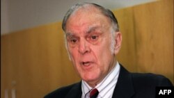 Frank Sherwood Rowland u oktobru 1995. nakon što je saznao da je osvojio Nobelovu nagradu za hemiju